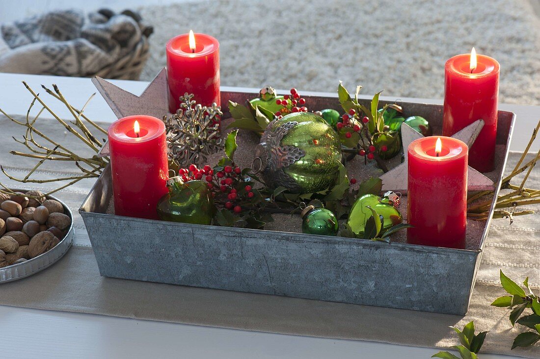 Schneller Adventskranz mit roten Kerzen in Zinkkasten