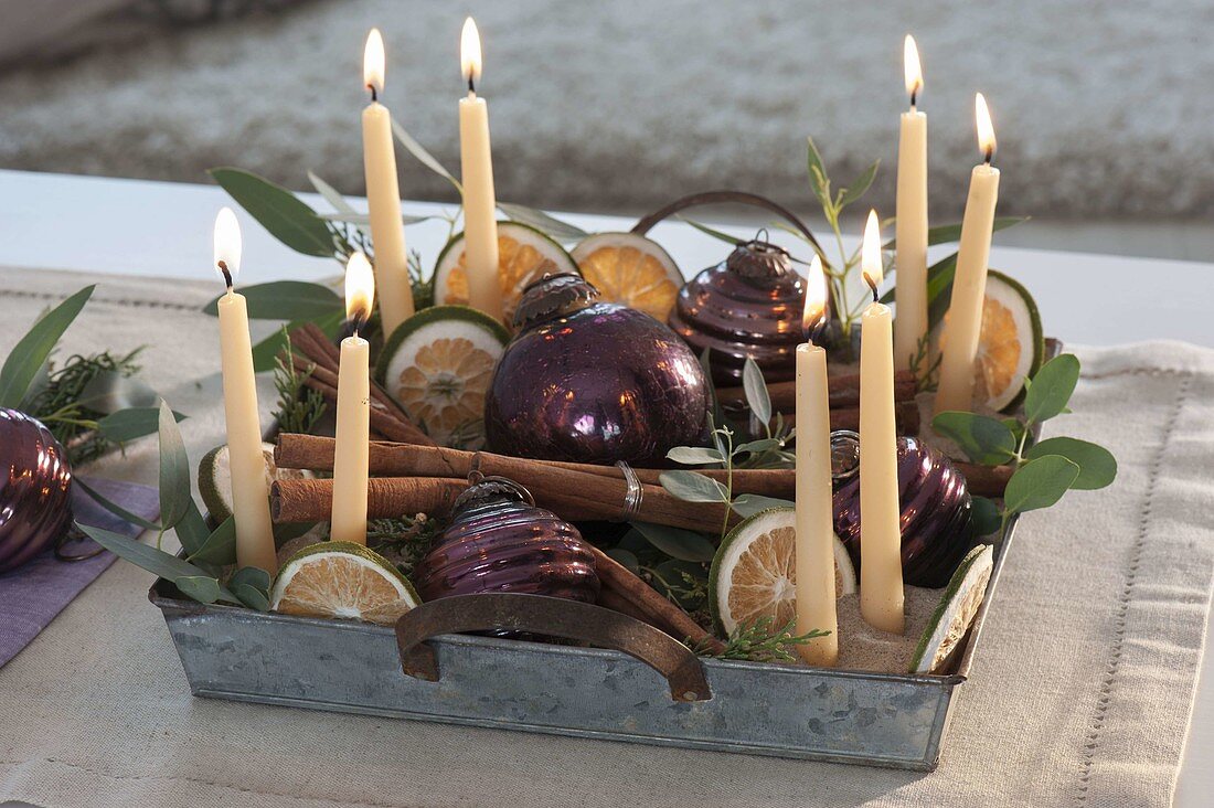 Schneller Adventskranz auf Zinktablett: Kerzen in Sand