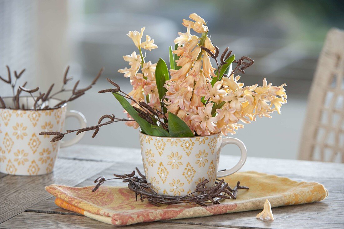 Kleiner Strauss aus Hyacinthus (Hyacinthen) mit Zweigen von Betula