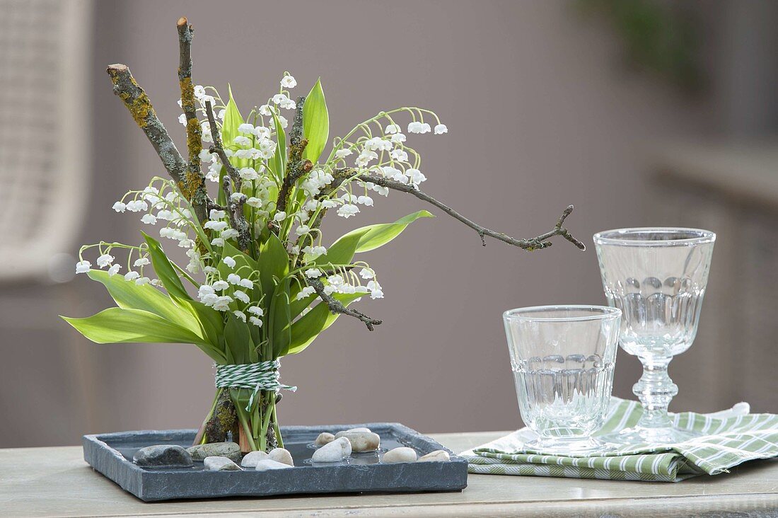 Duftstrauss aus Convallaria majalis (Maiglöckchen) mit Zweigen