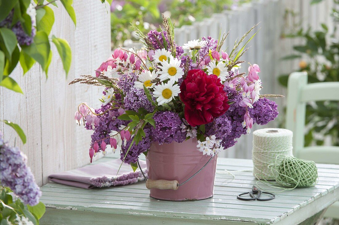 Duftstrauss aus Syringa (Flieder), Leucanthemum (Margeriten), Paeonia