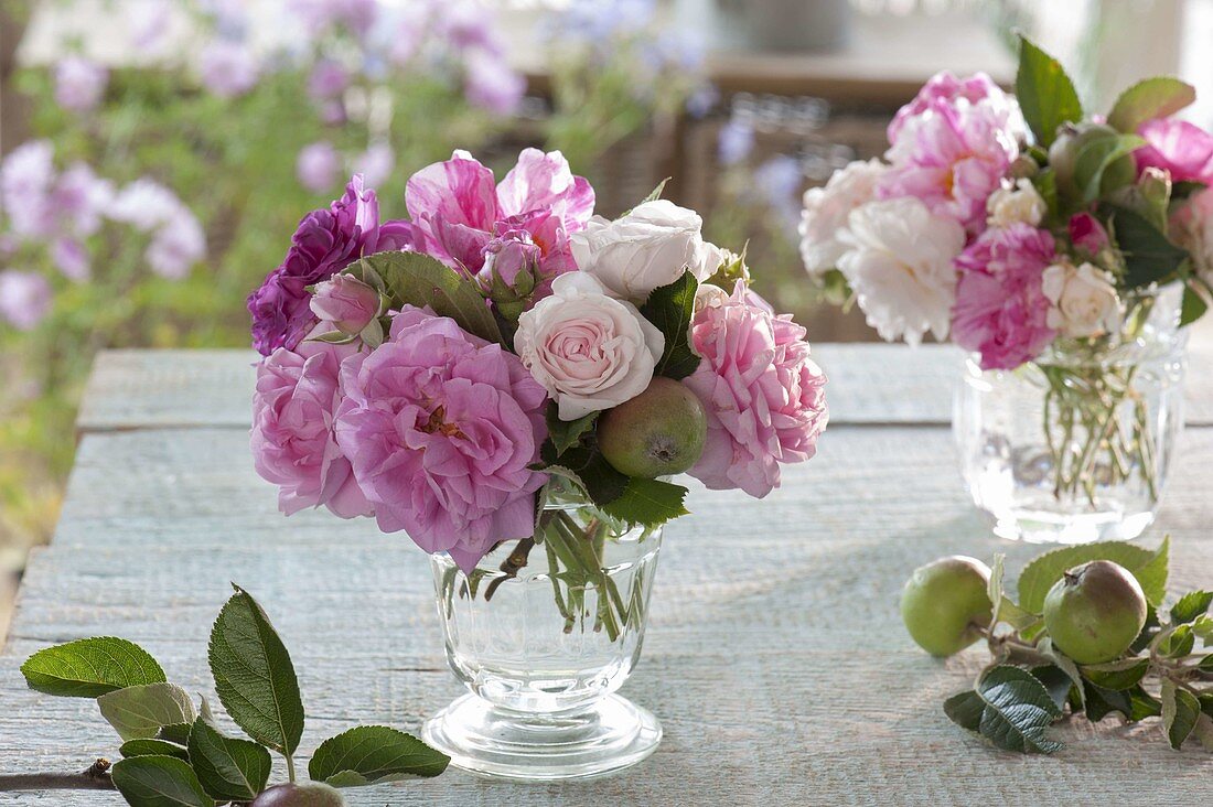 Kleines Rosensträusschen mit Rosa 'Felicite Parmontier', 'Rosa Mundi'