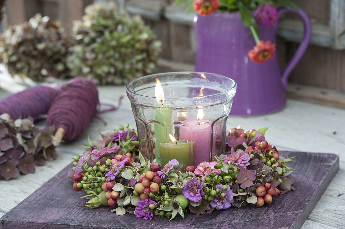 Kranz aus Zinnia (Zinnien), Hydrangea (Hortensie), Malus (Zieraepfel)