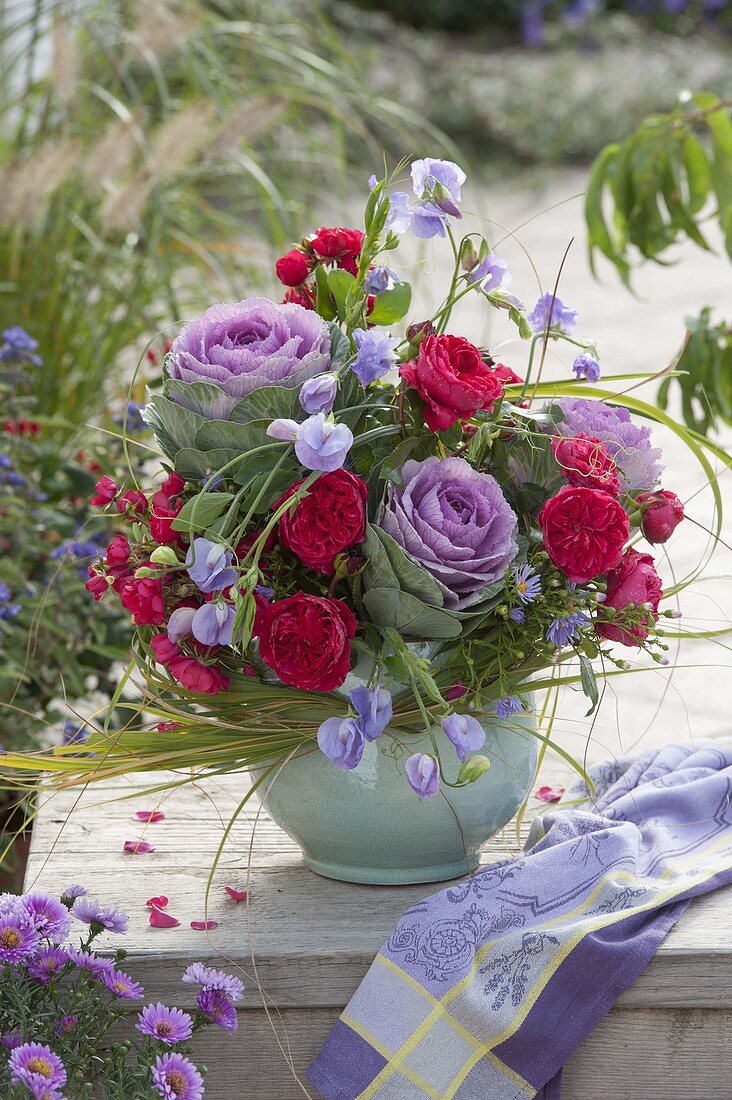 Frueherbststrauss mit Rosa (Rosen), Brassica (Zierkohl), Lathyrus odoratus