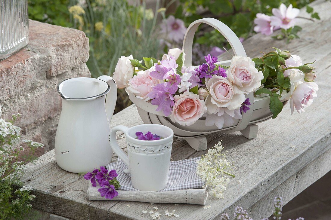 Korb mit frisch geschnittenen Blüten für Tee