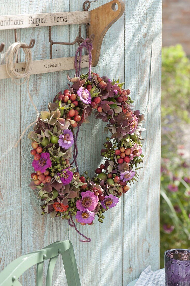 Kränzchen mit Zinnia (Zinnien), Rosa (Hagebutten), Malus (Zieräpfel)