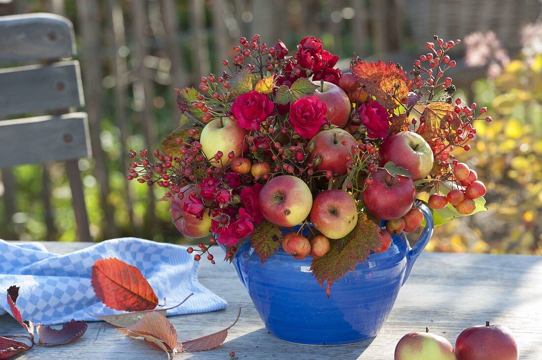 Herbstlicher Fruechtestrauss mit Äpfeln und Zieräpfeln (Malus), Rosa