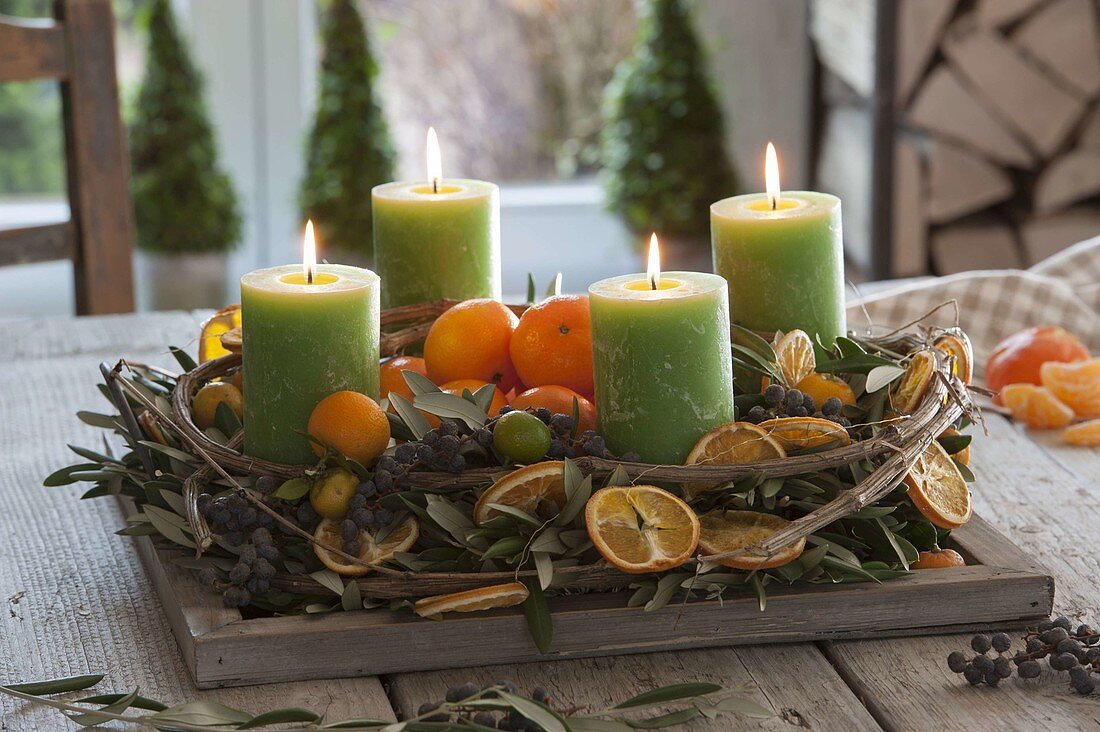 Mediterraner Adventskranz mit Olivenzweigen, schwarzen Datteln, Mandarinen