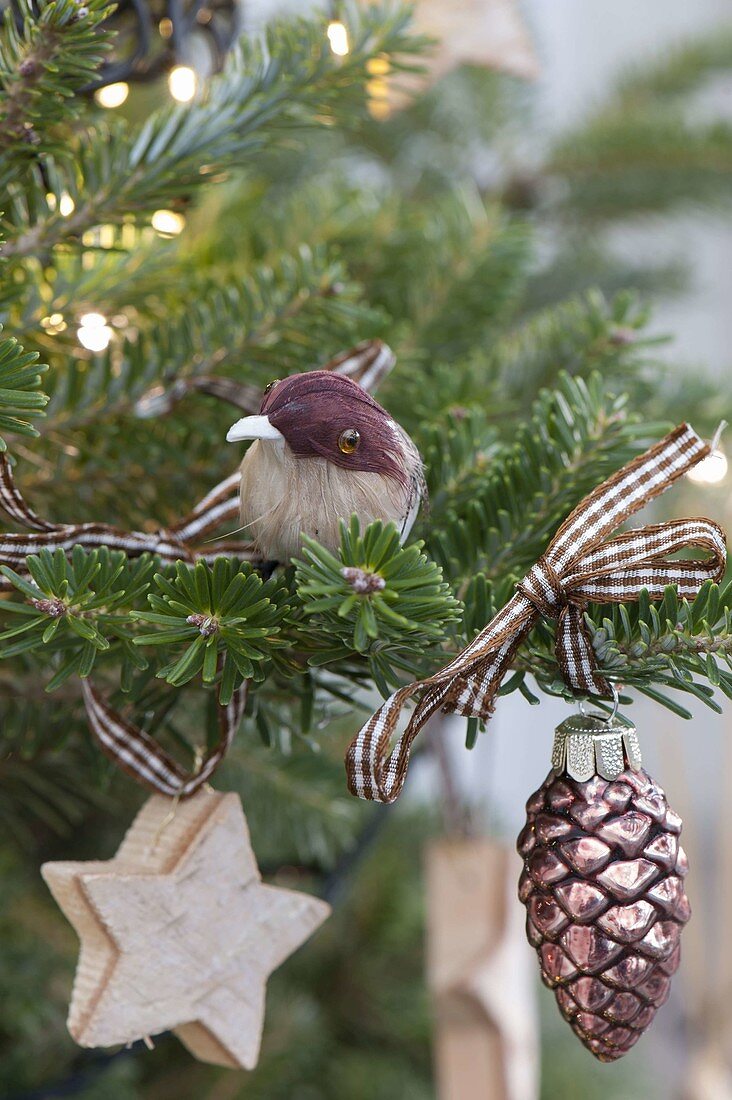 Weihnachtsbaum mit Vögeln und Sternen aus Birkenrinde