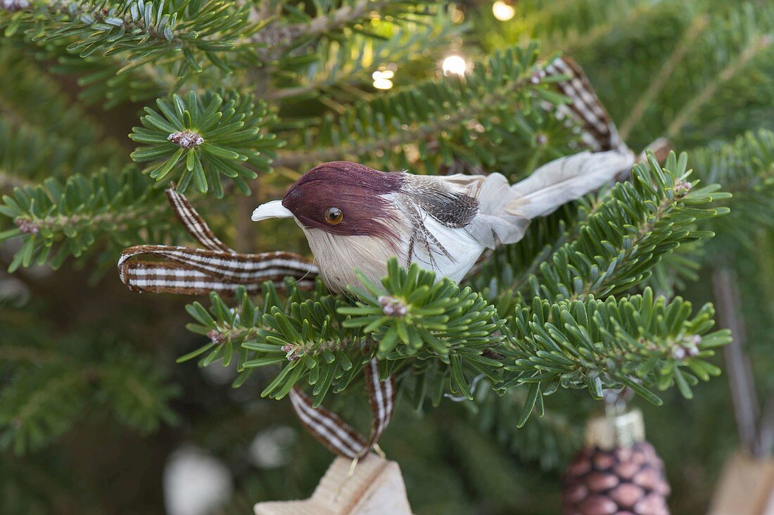 Weihnachtsbaum mit Vögeln und Sternen aus Birkenrinde