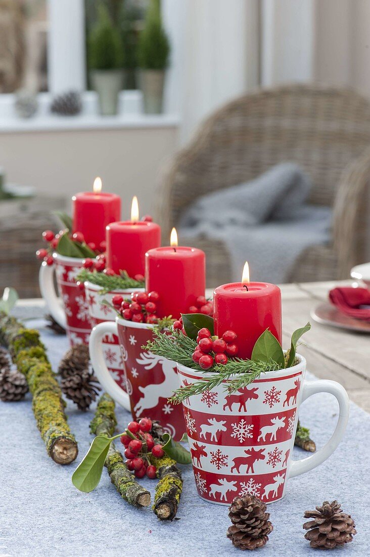 Kaffeebecher mit Weihnachtsdekor als ungewöhnlicher Adventskranz