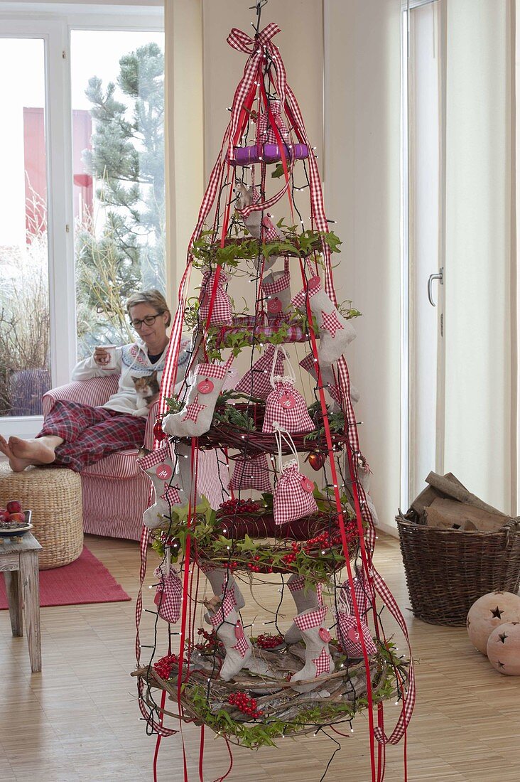 Kränze als hängender Adventskalender