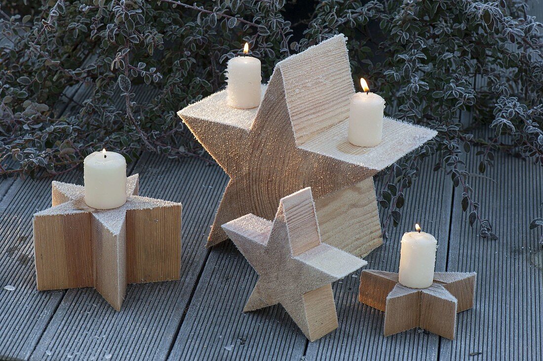 Selbstgemachte Holzsterne mit weissen Kerzen