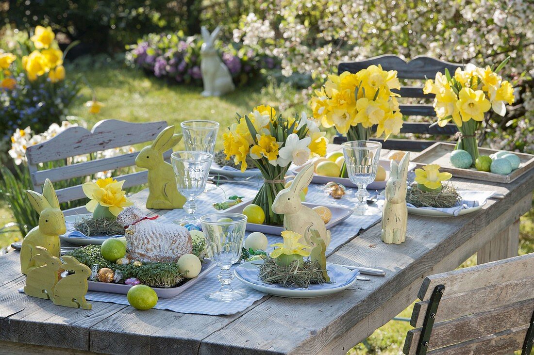 Gedeckter Ostertisch mit Osterglocken