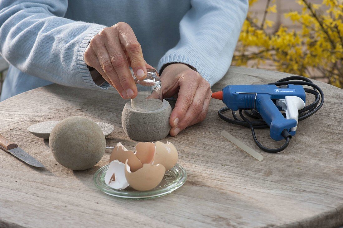 Eierbecher aus Trockensteckmasse und Eierschalen selbermachen