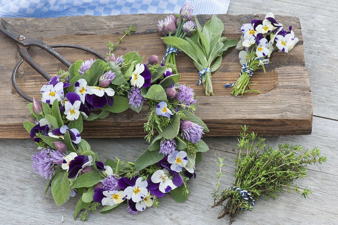 Kleinen Kranz aus Kräutern und essbaren Blüten binden