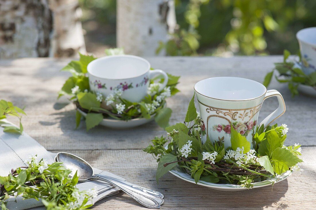 Maiengruen : Teetassen mit kleinen Kränzchen aus Zweigen von Betula