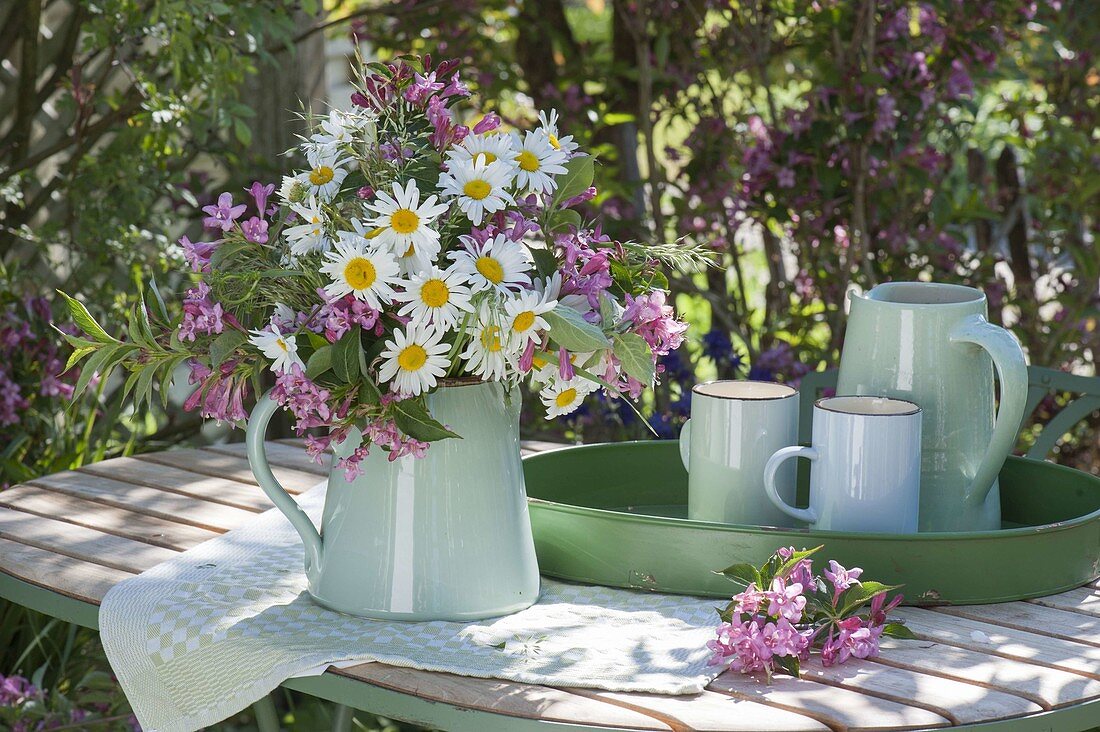 White-pink early summer bouquet as a table decoration, Leucanthemum