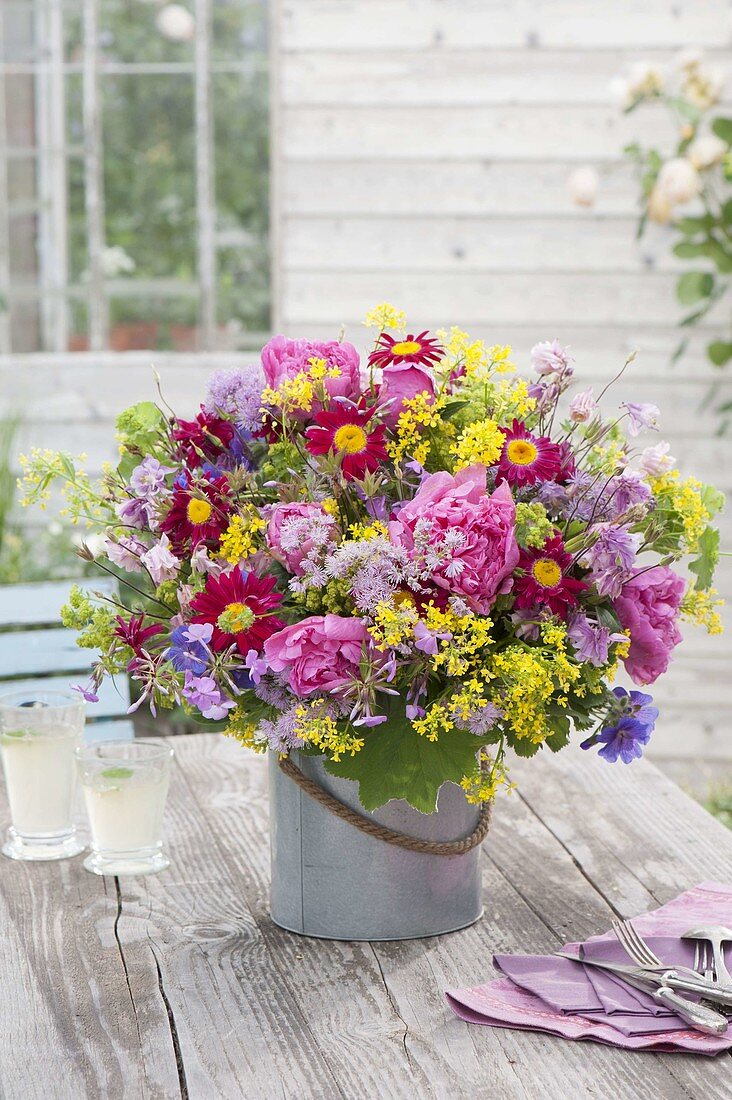 Bunter Fruehsommerstrauss aus dem Garten