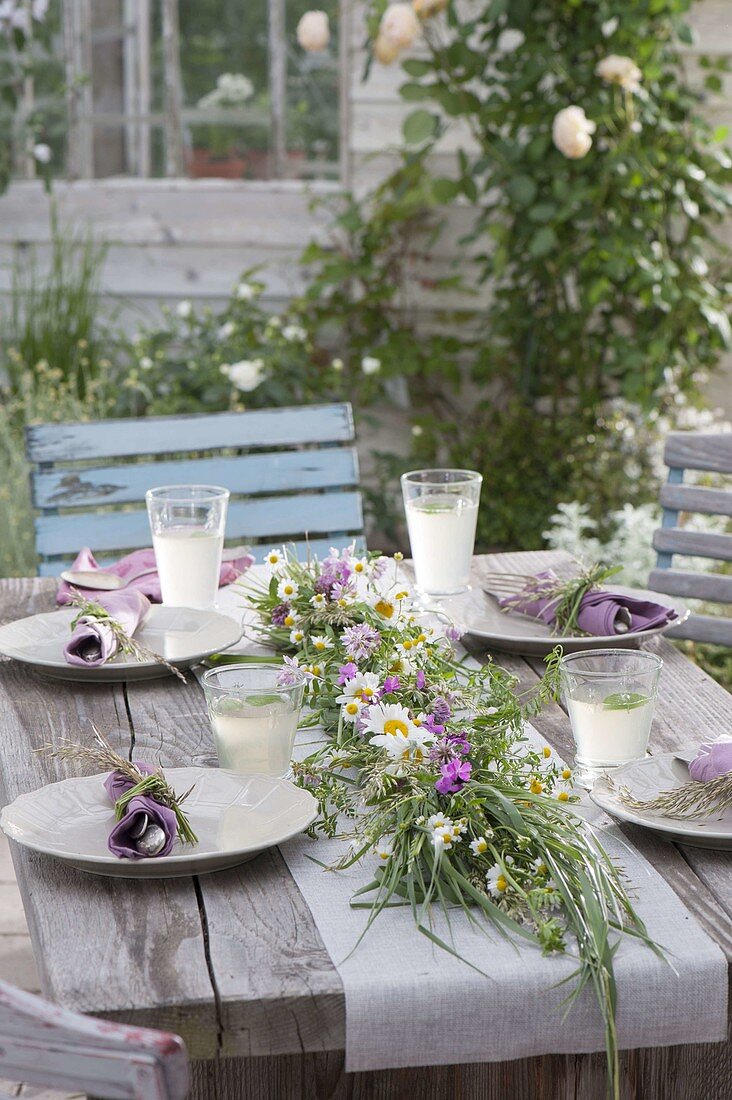 Frühsommer-Tischdeko : Graszopf als Tischgirlande dekoriert mit Kamille