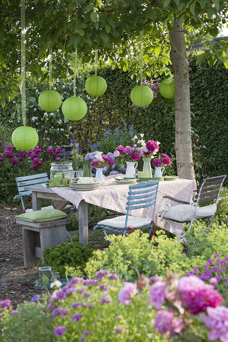 Gartenparty im Frühsommer unterm Walnussbaum