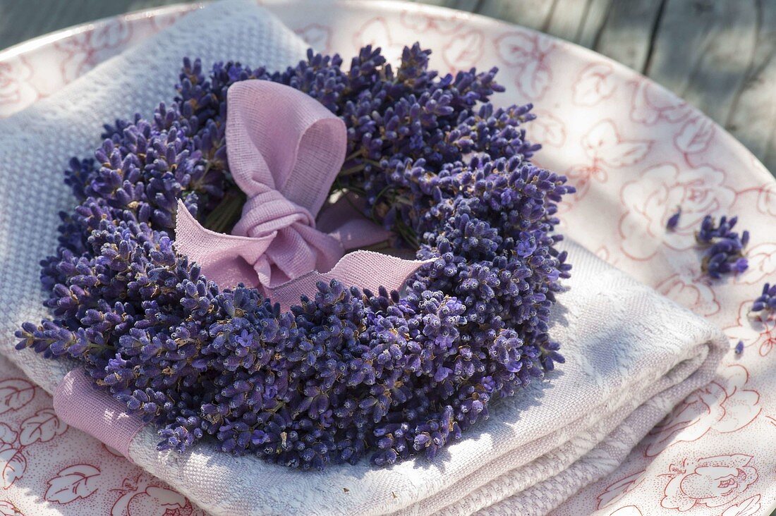 Kränzchen aus Lavendel (Lavandula) als Serviettendeko aus