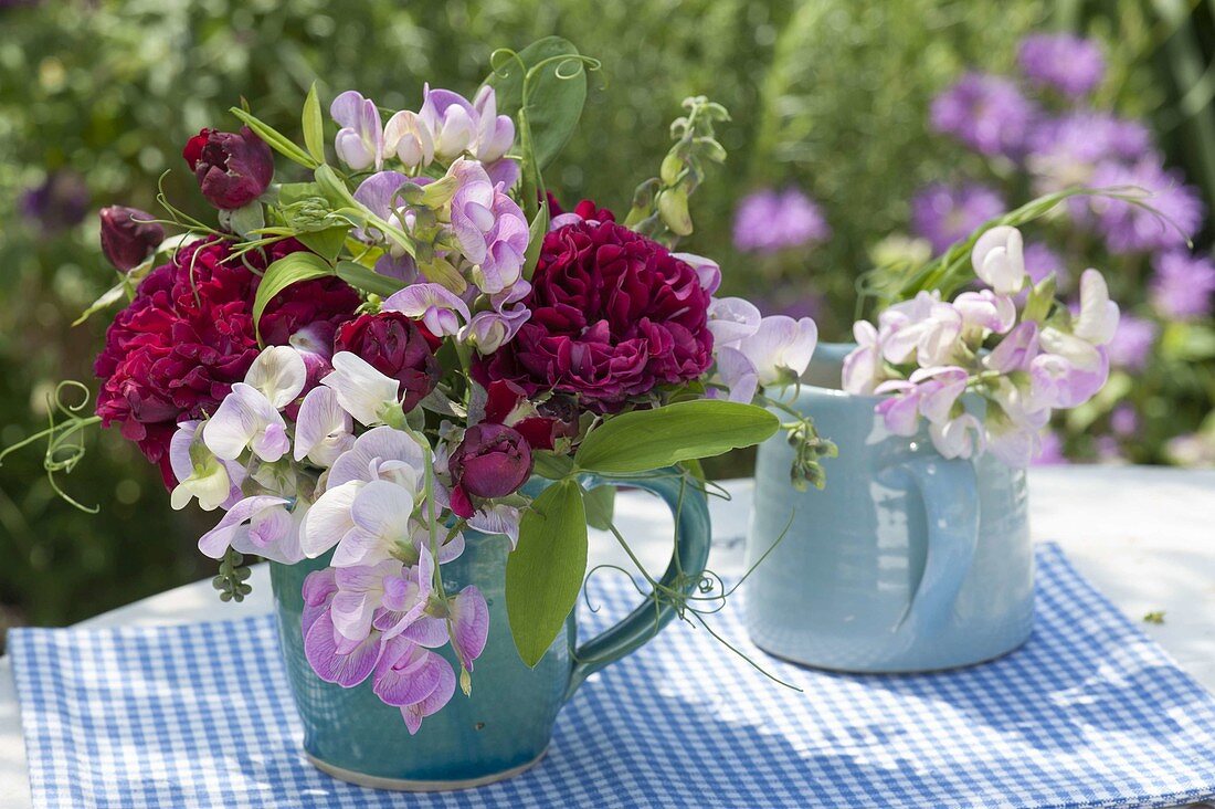 Straeusschen aus dunkelroten Rosa (Rosen) und Lathyrus latifolius