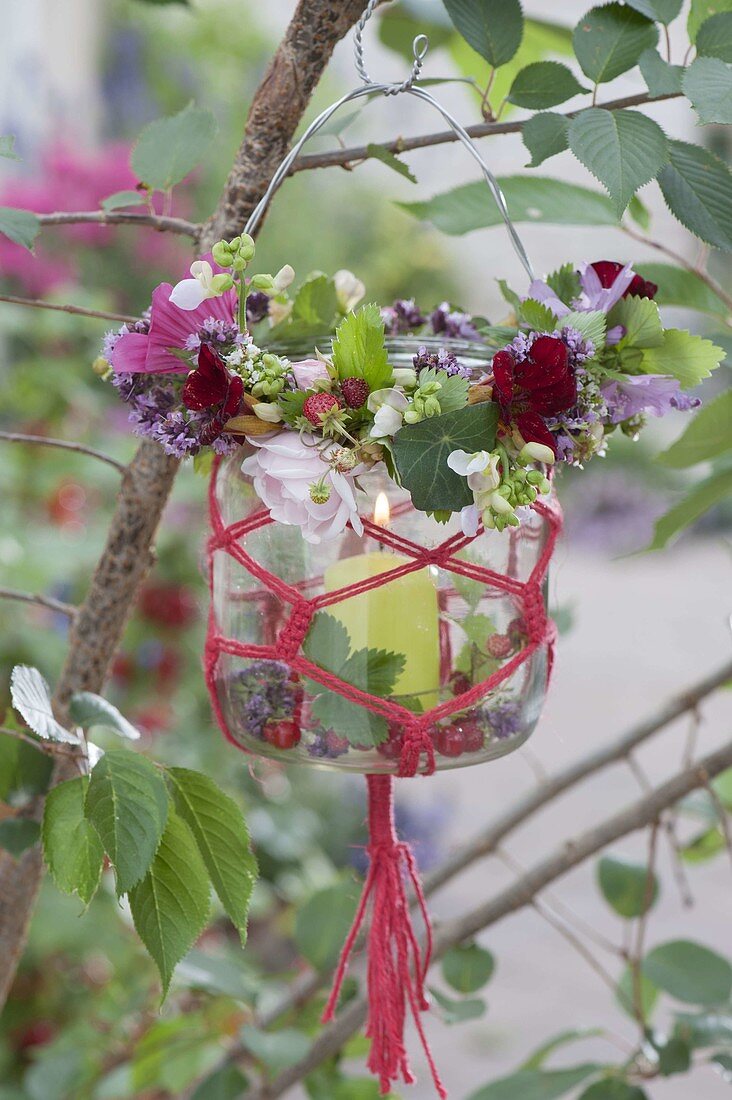 Einmachglas mit Makramee als Windlicht an Baum, Kränzchen aus Tropaeolum