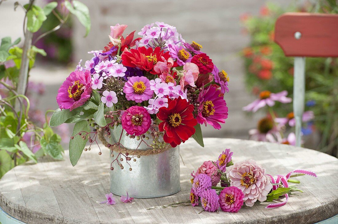 Pink-pink-red, fragrant late summer bouquet