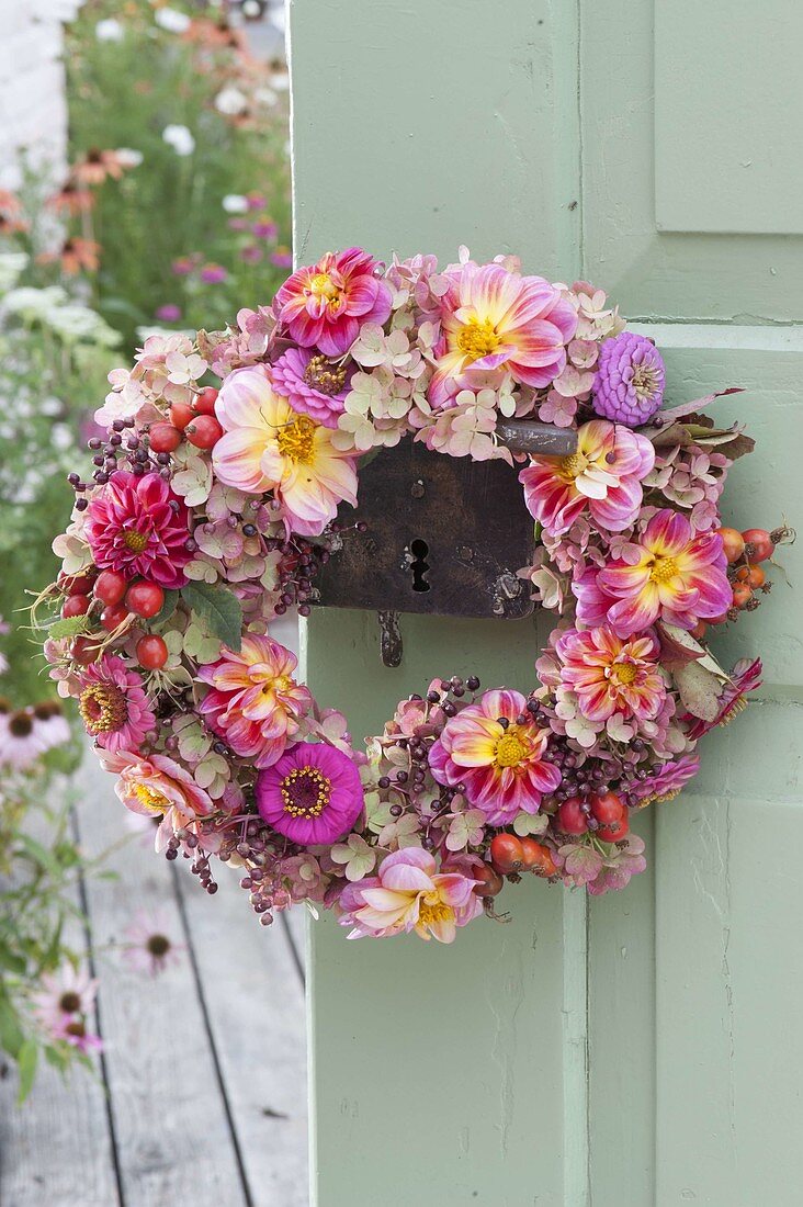 Kränzchen aus Zinnia (Zinnien), Dahlia (Dahlien), Hydrangea (Hortensien)