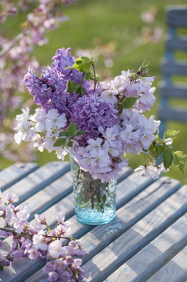 Kleiner Strauss aus Zweigen von Prunus 'Accolade' (Zierkirsche)