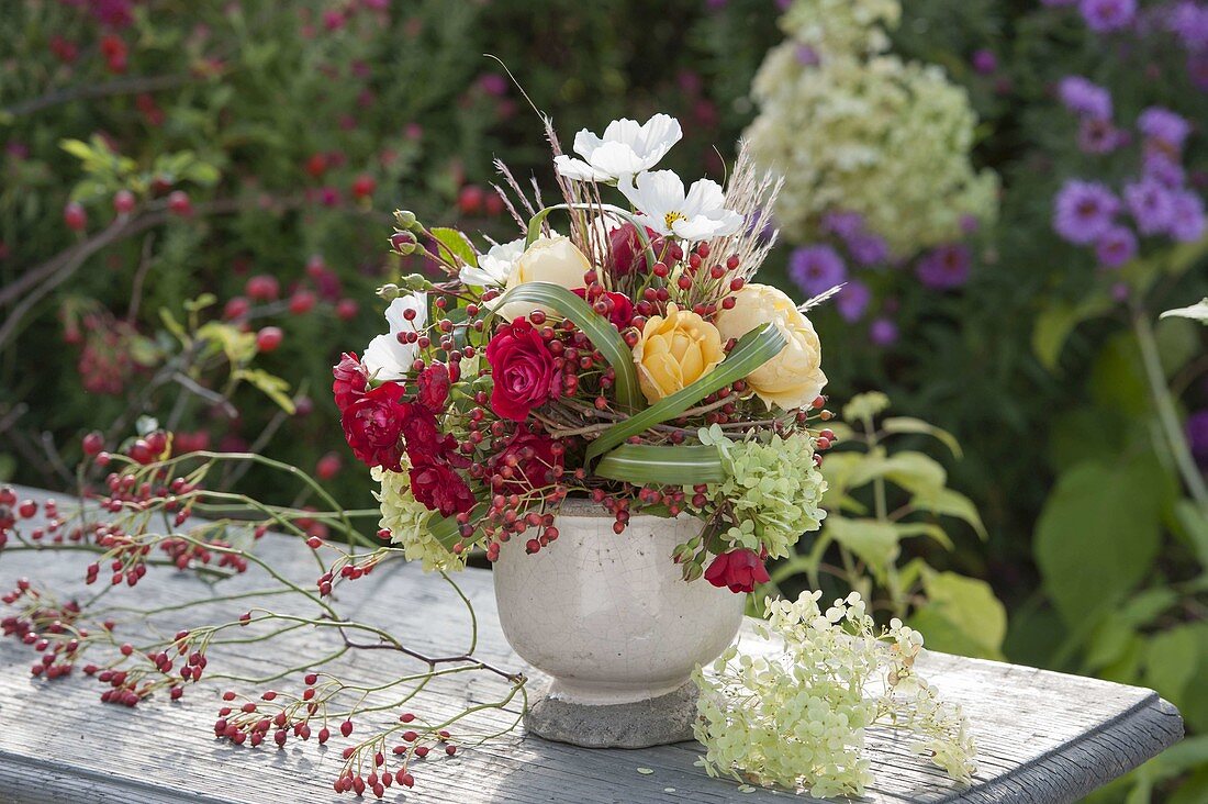 Kleiner Strauss aus Rosa (Rosen, Hagebutten), Cosmos (Schmuckkörbchen