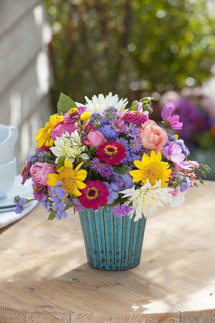 Bunter Strauss aus Dahlia (Dahlien), Helianthus (Sonnenblumen), Zinnia