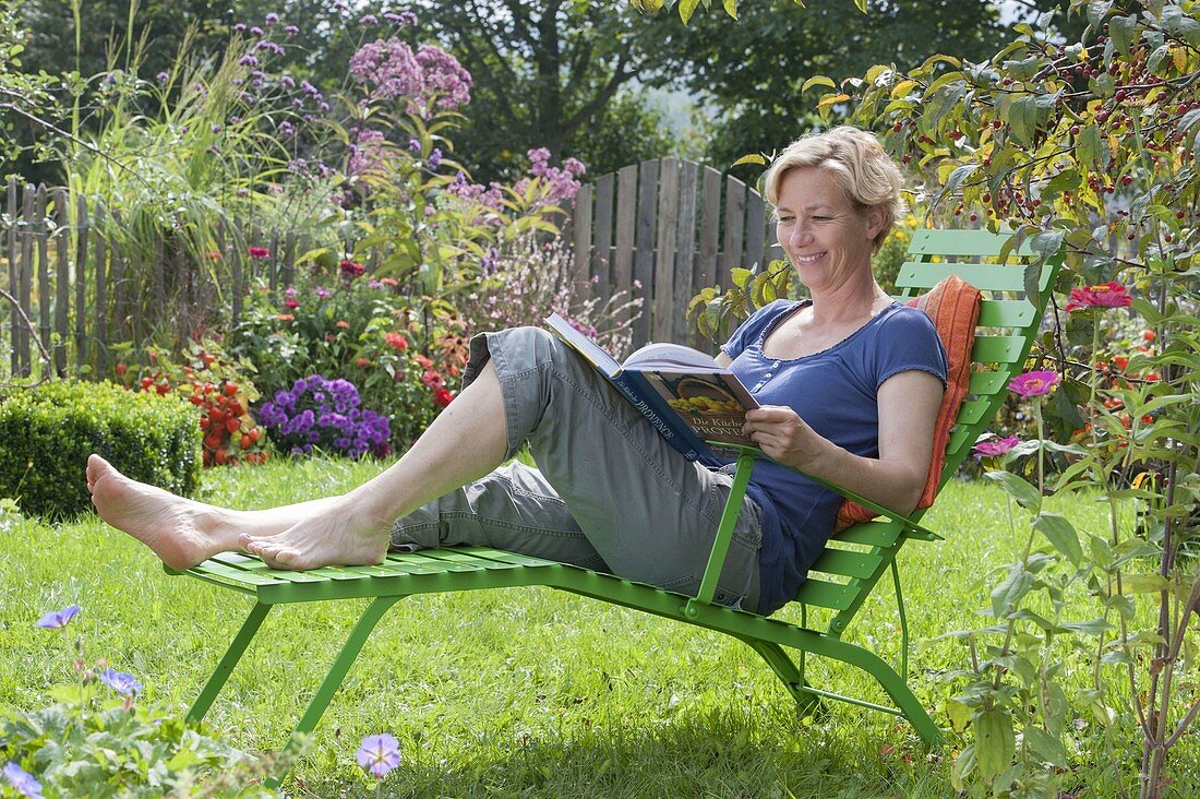 Frau geniesst den Garten