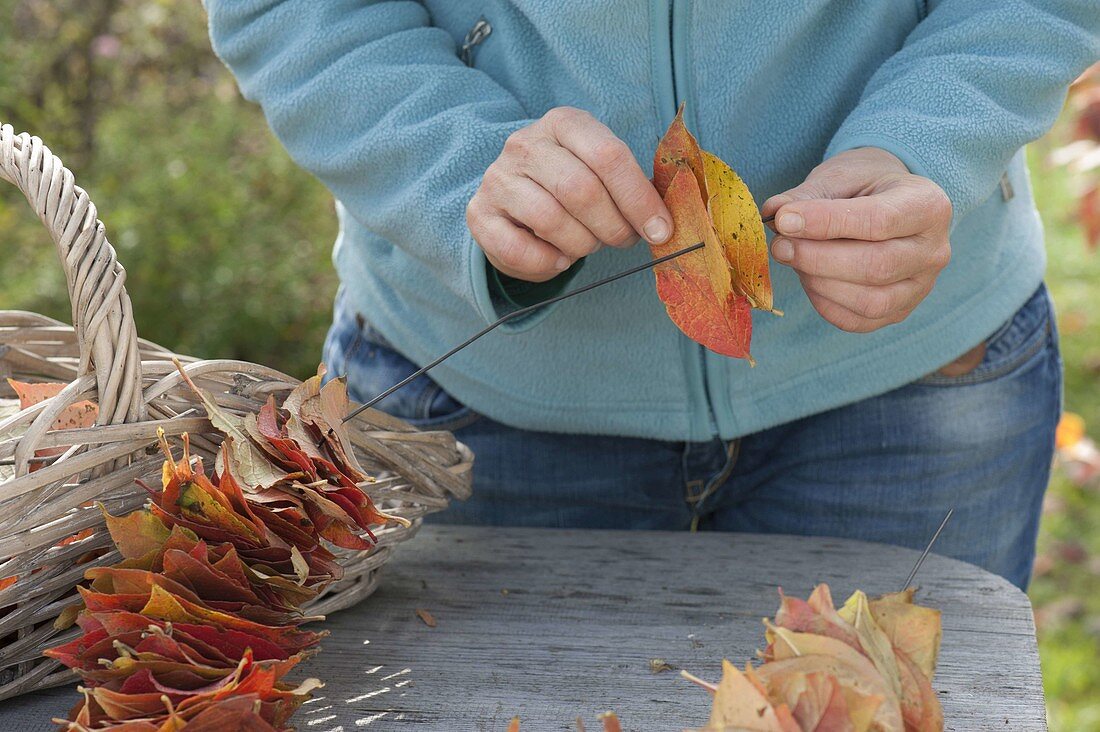 Floristische Dekorationen mit Fundstuecken aus dem Herbstwald