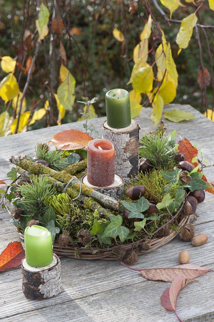 Floristische Dekorationen mit Fundstuecken aus dem Herbstwald