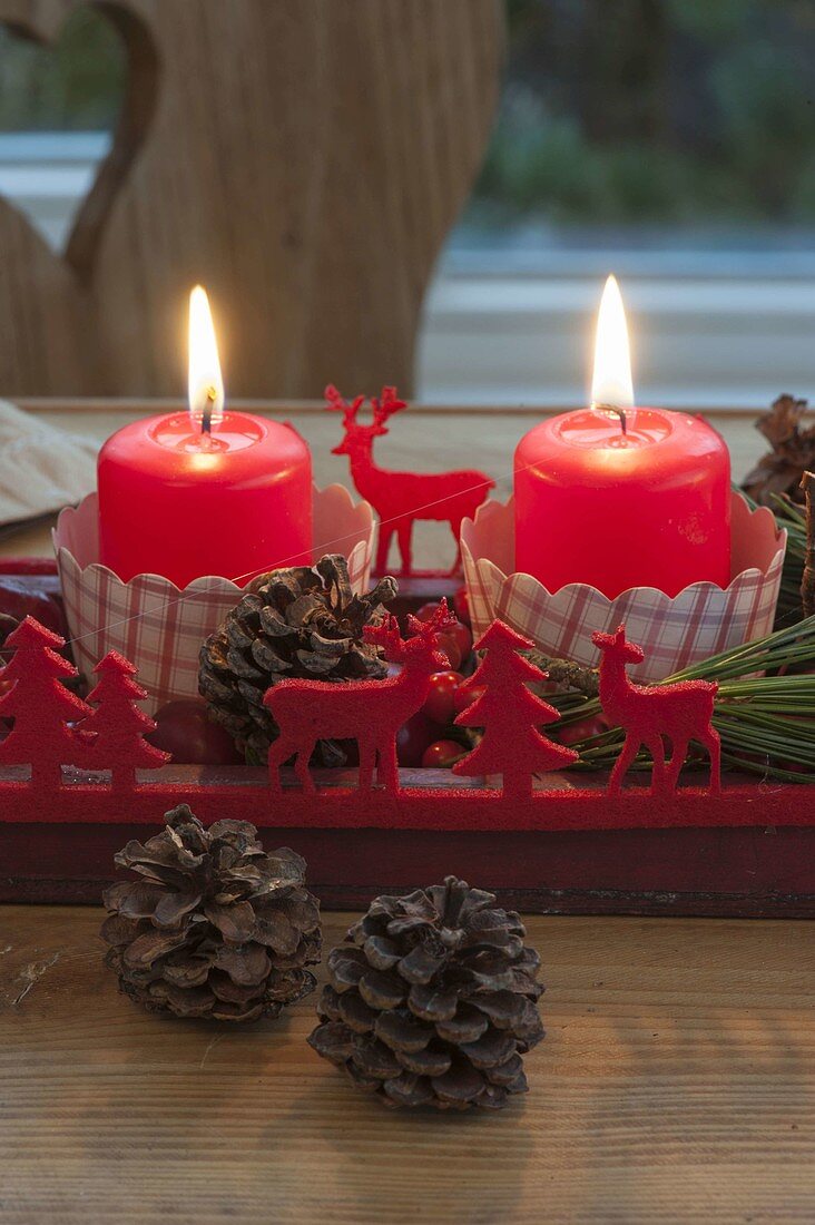 Holz-Untersetzer als Adventskranz mit 4 roten Kerzen, Ilex