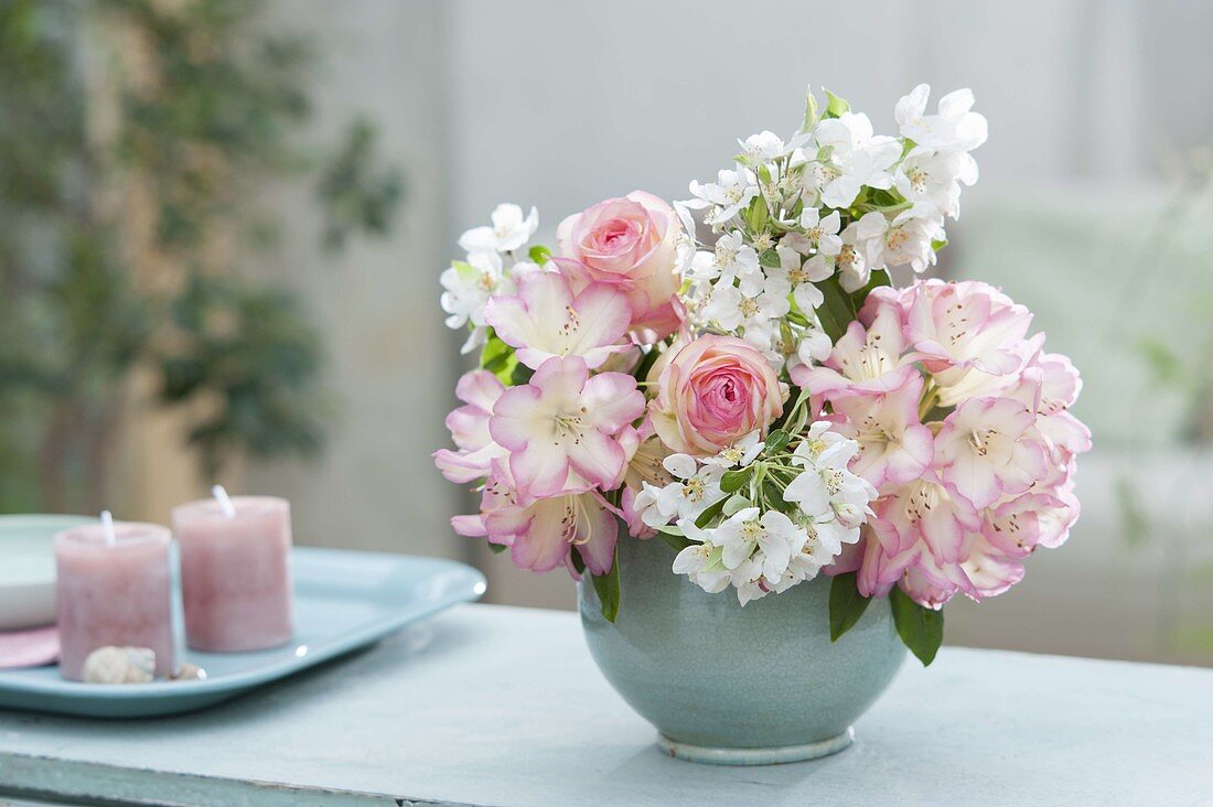 Romantischer kleiner Strauss aus Blüten von Rhododendron (Alpenrose)