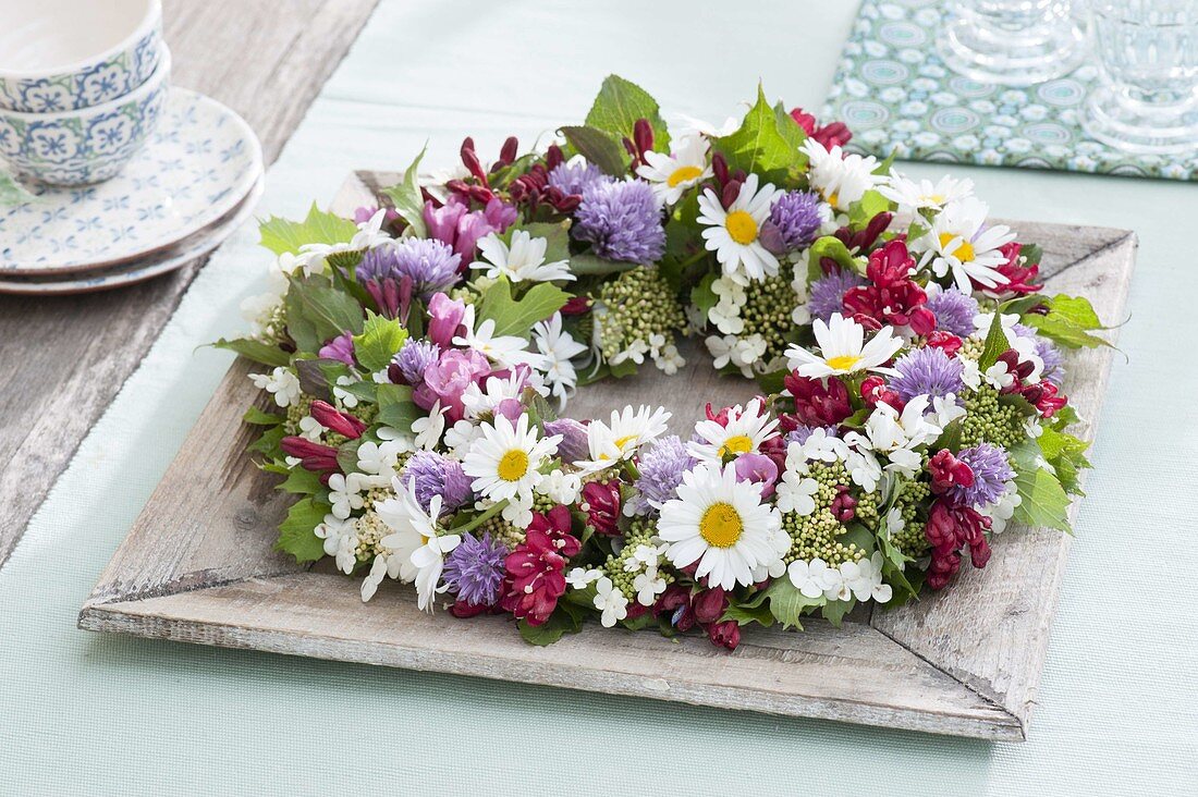 Bunter Kranz aus Leucanthemum (Margeriten), Weigelia (Weigelie)