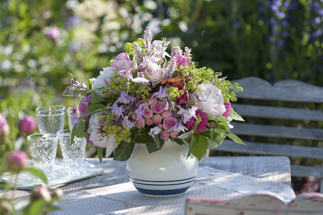 Üppiger Strauss aus Rosa (Rosen), Paeonia (Pfingstrosen), Aquilegia