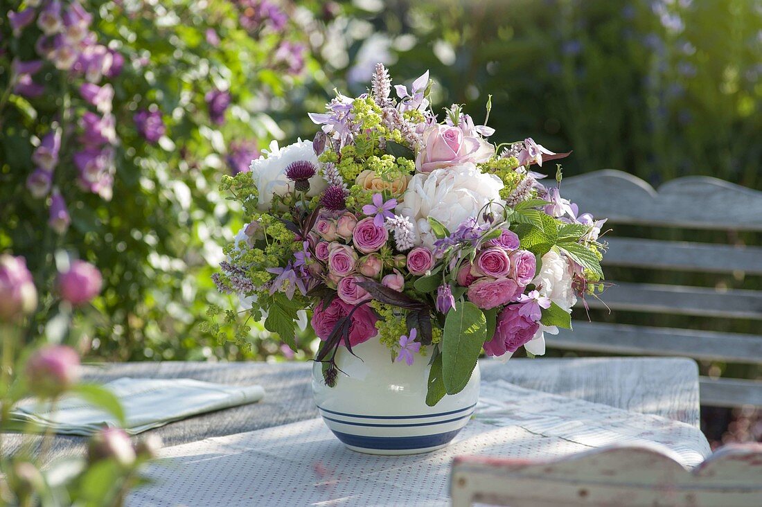 Üppiger Strauss aus Rosa (Rosen), Paeonia (Pfingstrosen), Aquilegia