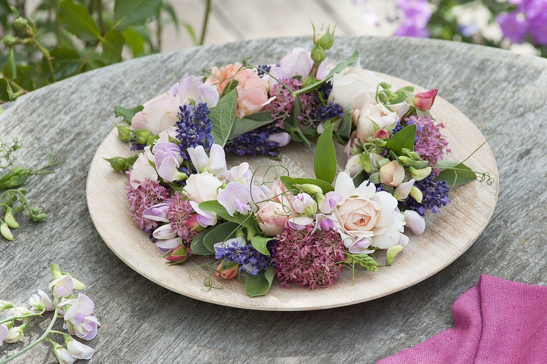 Small wreath of rose, lathyrus (vetch), hydrangea