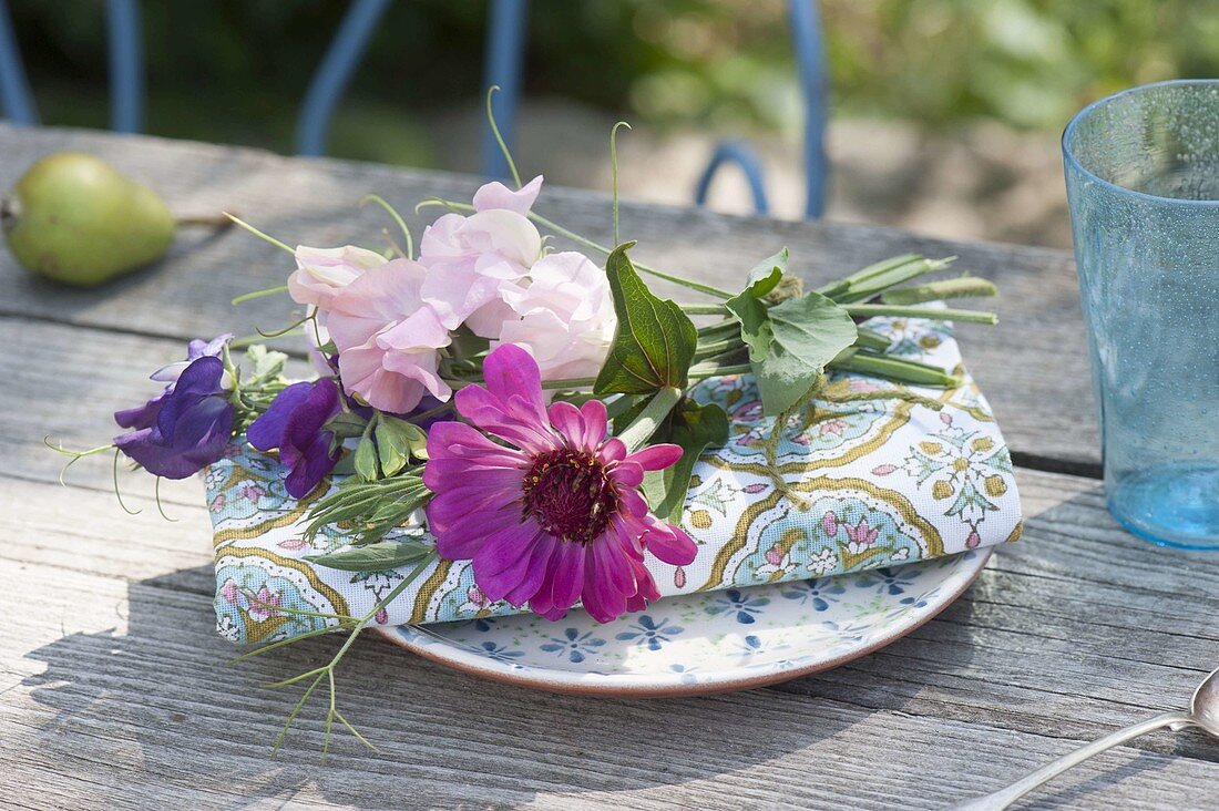 Kleiner Strauss aus Zinnia (Zinnie) und Lathyrus odoratus