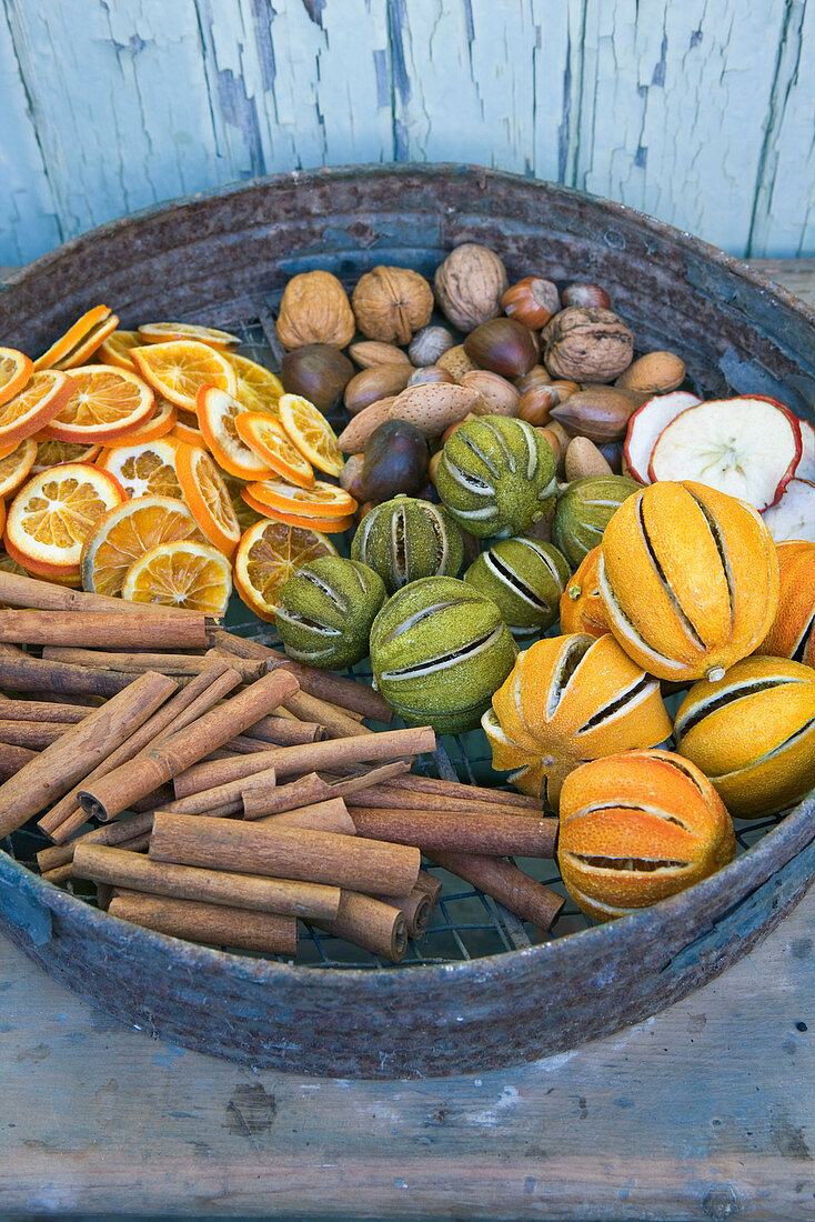 Gartenrätsel mit natürlicher Dekoration; getrocknete Orangen, Zitronen und Limetten.