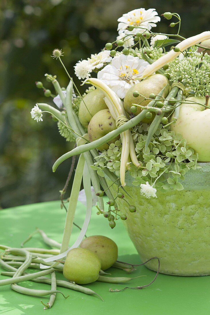 Weiß-grüner Strauss aus Sommerblumen, Früchten und Gemüse