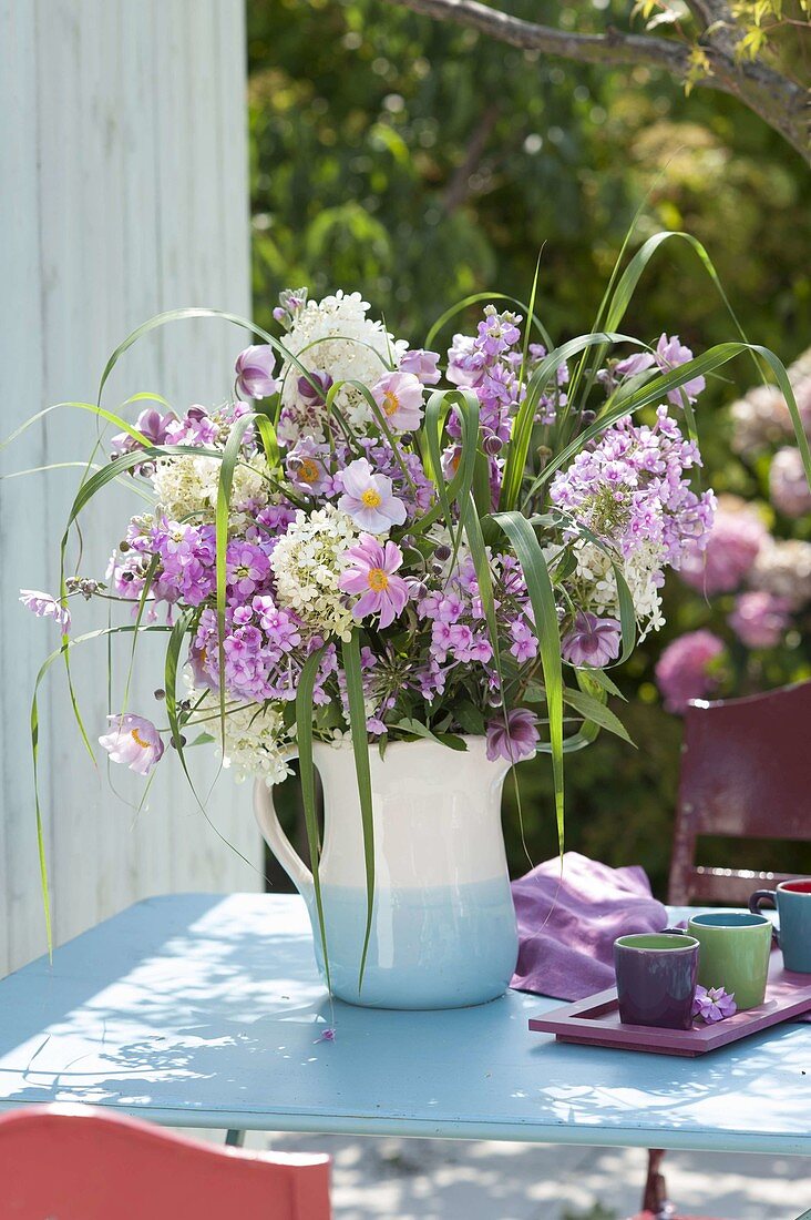 Rosa - weisser Spaetsommerstrauss aus Hydrangea (Hortensien), Phlox