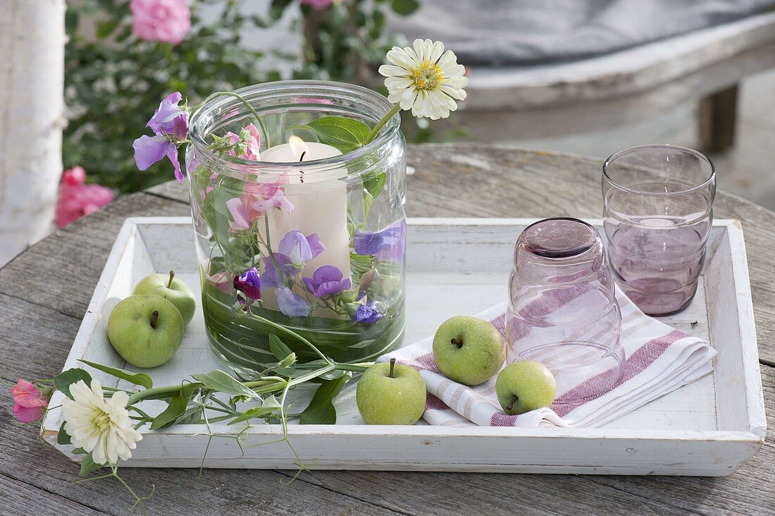 Windlicht mit Duftwicken und Zinnien