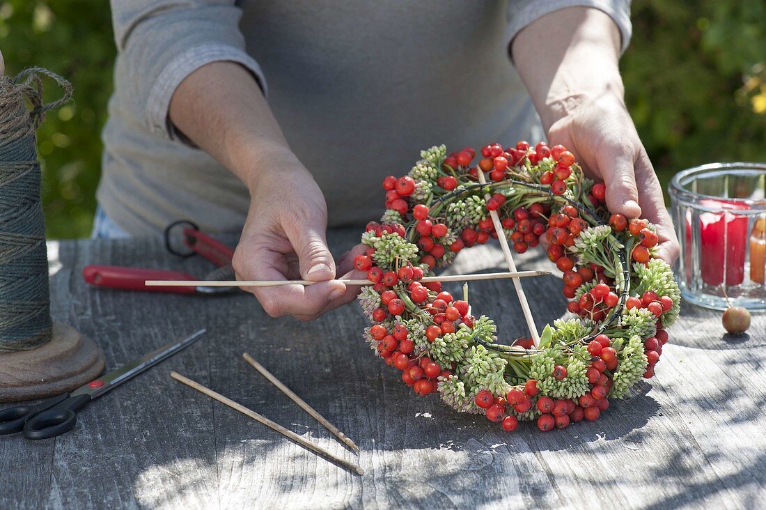 Kranz aus Vogelbeeren, Zieraepfeln und Fetthenne