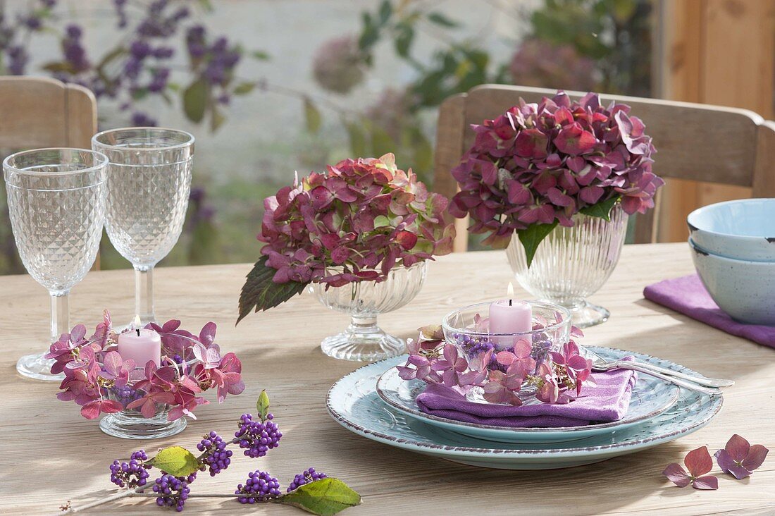 Herbstliche Tischdeko im Wintergarten : Blüten von Hydrangea