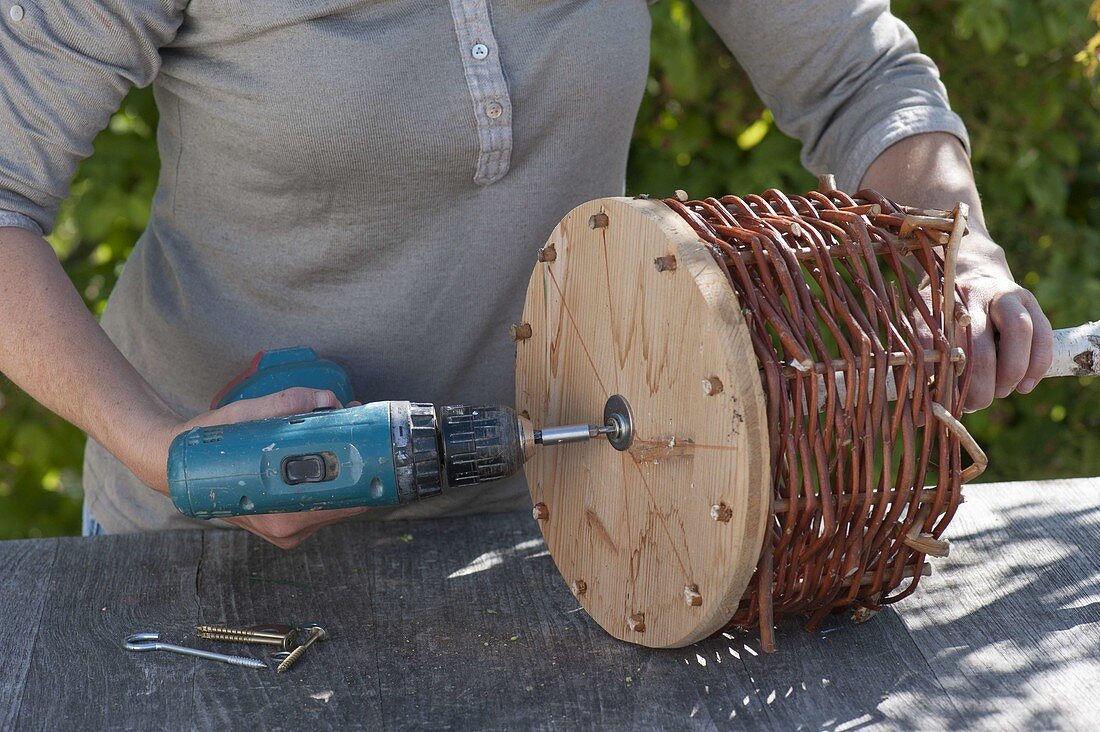 Ampel aus Korbgeflecht mit Holzboden bauen
